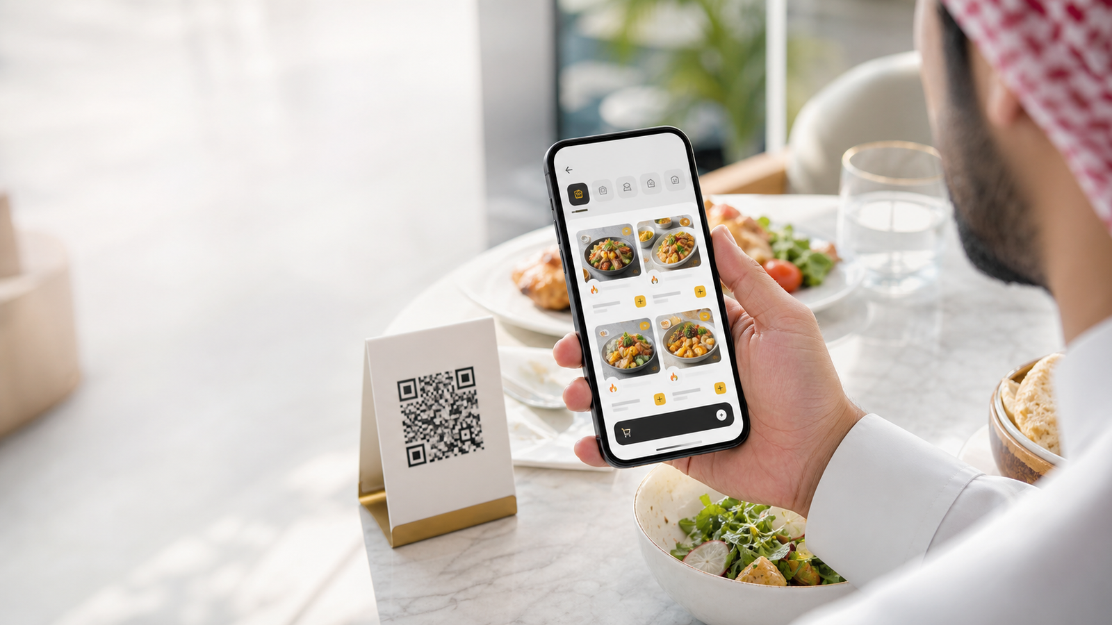 ضيف في مطعم سعودي يستخدم قائمة رقمية من رمز QR على الطاولة